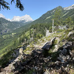 Bei dieser Holzbank laufen Klettersteig und Normalweg zusammen