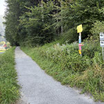 Bei dieser markierten Abzweigung verließen wir die Straße und wanderten weiter am Schotterweg