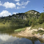 Ein Blick über die Schulter zeigte den Schneiderkogel, entlang dessen Flanke wir vorhin abgestiegen waren