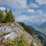 In Form eines tollen Felsgrates liegt der Gipfel oberhalb der Leistenalm, mit Ausblick in die im Süden gelegenen Tauern