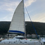 raising the mainsail so see the angle of the boom above the hardtop