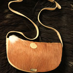 Kleine Handtasche aus Leder und Fell mit einem Knopf aus Horn