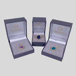 Handgefertigtes Schmuckset bestehend aus einem Siegelring und einem Wappenanhänger aus der Goldschmiede, beide gefasst mit einem Lagenstein und identischer Wappen-Handgravur.