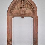 Relief der Madonna mit Kind über dem Bogenportal