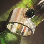 Zilveren ring met toermalijn en boomschorsstructuur bewerking