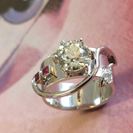 Gerhodineerd witgoud, met diamanten en robijnen uit familiejuwelen