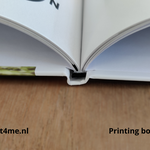open liggend boek met gelijmde rug