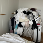 ein Wäscheberg, der verhindert an den Kleiderschrank zu kommen
