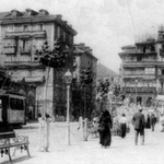 1900 La Ribera desde su mitad mirando hacia el suroeste. A la derecha puede verse un pequeño quiebro que formaban las fachadas de la acera norte (apreciable en los planos)