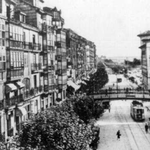 1920 La Ribera desde la manzana entre Colón y Atarazanas. El edificio bajo junto a Correos, sobre el solar donde estuvo el Mercado de La Ribera, albergó los Juzgados municipales y el Registro Civil (sobrevivió al incendio y se derribó en los 60)