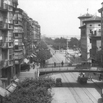 1926-1930 La Ribera desde la manzana entre Colón y Atarazanas. El edificio bajo junto a Correos, sobre el solar donde estuvo el Mercado de La Ribera, albergó los Juzgados municipales y el Registro Civil (sobrevivió al incendio y se derribó en los 60)