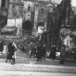1941 Ruinas de la Calle de la Pescadería desde La Ribera. Al fondo, la Catedral. A la izquierda, sobre el solar donde estuvo el Mercado de La Ribera, el edificio que albergó los Juzgados municipales y el Registro Civil (derribado en los años 60)