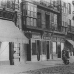 Años 40. Tramo de San Francisco, entre Isabel II y Puerta de la Sierra, que se salvó del incendio y fue derribado posteriormente. Desde el suroeste