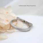 "Secret" Weissgold 750 rhodiniert, Damenring mit 5 cognacfarbigen Diamanten 1420.-, Herrenring 1550.-