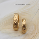 "Origin" - Ringe Gelbgold 750 mit Struktur, Damenring 2145.- / Herrenring 3250.-