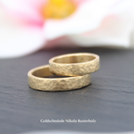 "Henna 2" - Eheringe Gelbgold 750 mit gehämmerter Struktur, Damenring 1402.- / Herrenring 1937.-