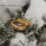 "Sepia" Gelbgold 750, Damenring mit Brillant 0.06ct 1745.- / Herrenring 1986.-