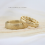 "Lucy" - Eheringe Gelbgold 750, Damenring mit Kordelrand 1384.- / Herrenring 1803.-