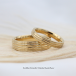 "Lor" - Ringe Gelbgold 750 mit Querlinien, Damenring 1145.- / Herrenring 2034.-