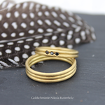 "Trinity" Gelbgold 750, Herrenring 1700.- / Damenring mit 3 schwarzen Diamanten 1470.-