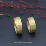 "Maëlle" - Gelbgold 750 mit Struktur, Herrenring 2825.- / Damenring 2596.-
