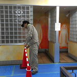 立ち入り禁止です。すみません。このトイレは今から工事するので使えません。という意味のカラーコーンとバーです。
