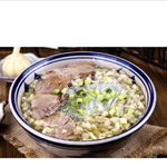 「羊肉泡」西安はイスラム教の人も多いので彼らが好んで食べる麺。今は漢民族もよく食べます。