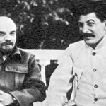 Lénine (à gauche) meurt en 1924. Staline (à droite) prend alors la tête du PCUS (parti communiste d'Union Soviétique) et du pays. 