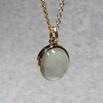 750er GG-Anhänger mit grünem Mondstein, 760 Euro (ohne Kette) 