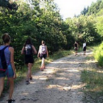 Un groupe de personnes en randonnée sur un chemin de montagne emmené par Juliette Adesso du gite de la gorre en location en ardeche