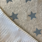 Doubleface Sweat hellgrau meliert mit Sternen/Streifen - 55% Polyester, 35% Baumwolle, 10% Viskose