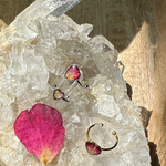 Ring met rood rozenblaadje en wat goud nuances.