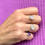 Ring met een vergeet-mij-nietje. Witte ring met haar en wat goud nuances. Paarse ring met haar en wat zilver nuances.. 