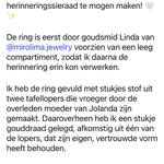 De goudsmid heeft op de trouwring een gouden compartiment geplaatst en deze heb ik gevuld met een stukje wit- en roodgekleurde tafelloper met gouddraad.