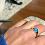 In deze zilveren ring zijn de haartjes naast elkaar, in het midden van de ring verwerkt. 