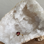 Ring met rood rozenblaadje en wat goud nuances.