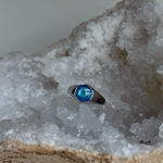 In deze zilveren ring zijn de haartjes naast elkaar, in het midden van de ring verwerkt. 