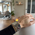 Bestaande Guess horloge gevuld met 6 herinneringen: 4 verschillende soorten textiel, een stukje blauwe postzegel en haar van mens en dieren.