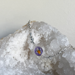 Zilveren armband gevuld met een stukje bloem van een viooltje 