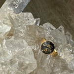 Ring met as en goud nuances. 