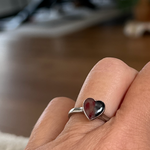 Hart ring met haar en een stukje textiel. 