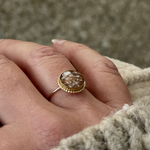 As gevuld in een gold filed pareldraad ring 