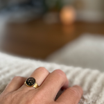 Oorbellen met as en goud nuances. 