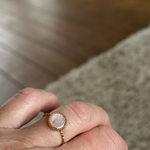Ring met haar. 