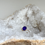 Gold filled ring gevuld met moedermelk en gemengd met paarse glinstering handmade keepsake memory jewelry breastmilk child baby kind paars purple dna gedenksieraad
