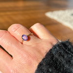 In deze gold filled ring zijn de haartjes kris kras door elkaar heen in de ring verwerkt. 