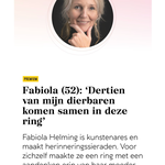 Goud en zilveren ring met haar van mijn moeder, stukjes wit draad uit een t-shirt van mijn vader en haar van 11 verschillende honden en katten die ik gehad heb 