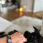 Armband met licht blonde hondenhaar en wat zilver nuances. 