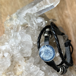 Armband met licht blonde hondenhaar en wat zilver nuances. 