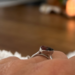 Hart ring met haar en een stukje textiel. 